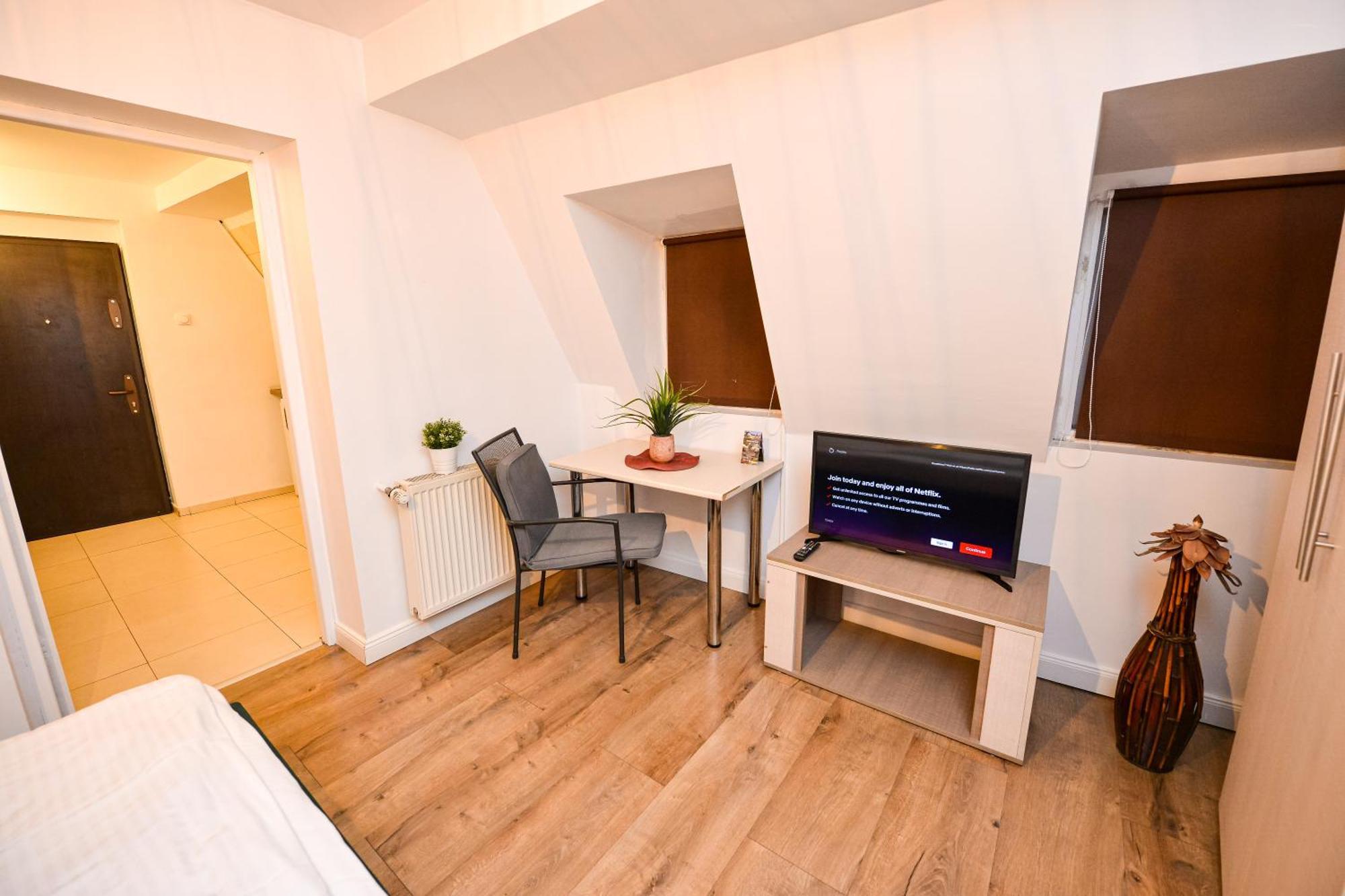 The Lincoln Suites - Central Shabbat Friendly Apartments Бухарест Екстер'єр фото